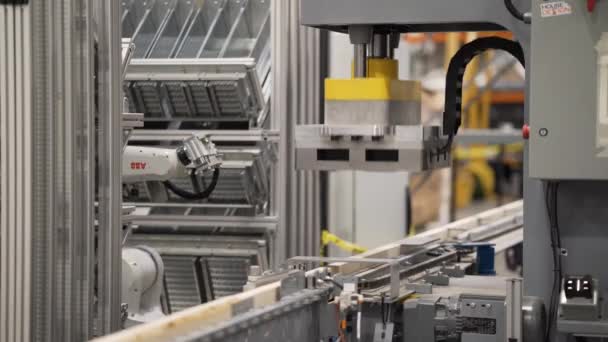 Machine automatisée. Production commerciale de masse. Équipement robotique. Machines industrielles d'usine. — Video