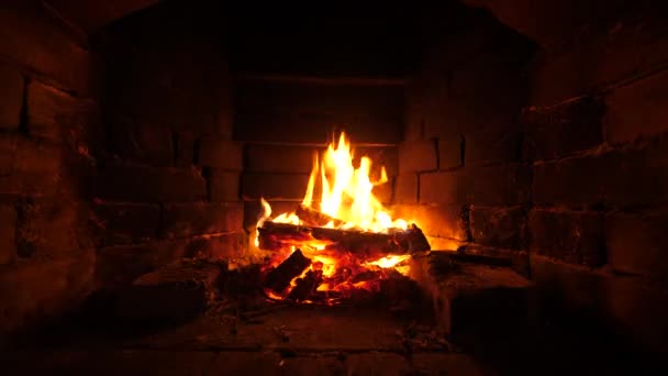 Toprak. Şöminede ateş yanıyor. Sıcaklık ve ev konforu. Kır evindeki alevler. — Stok video