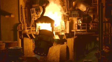 Erimiş çelik ve parlak kıvılcımlar. Kaynak. Modern Demir Üretim Endüstrisi. Sıcak erimiş metal.