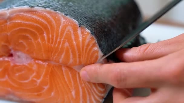 Pria pemotongan koki, mengiris fillet salmon segar di bar sushi, restoran. Pisau tajam mengiris. Masakan Jepang. Memasak ikan di dapur. Bahan makanan untuk labu. — Stok Video