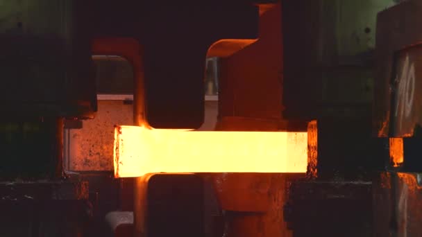 Roztavená ocel a jasné jiskry. Svařování. Horký roztavený kov. Moderní průmysl výroby železa. — Stock video