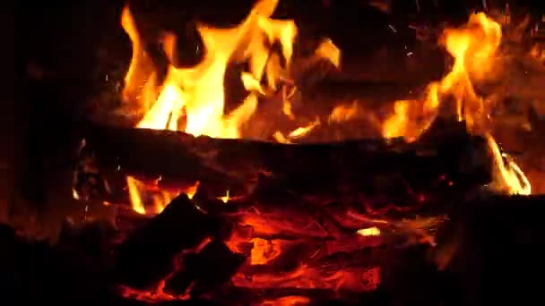 O fogo está a arder na lareira Close up. Hearth. Aquecimento e Conforto Doméstico. Chama no campo Casa. — Vídeo de Stock