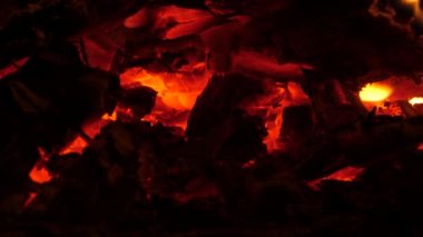 Toprak. Yanan odun. Şöminede ateş yanıyor. Sıcaklık ve ev konforu. Köy evinde alevler.