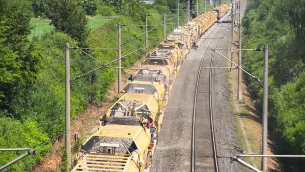 Aanleg van wegen. De transporteur verplaatst Rubble. Asfaltbetoncentrale. Crusher met Rubble. Transportband met grind. — Stockvideo