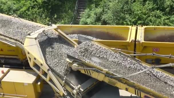 Construction de routes. Le convoyeur déplace les décombres. Usine d'asphalte-béton. Broyeur à décombres. Courroie transporteuse avec gravier. — Video