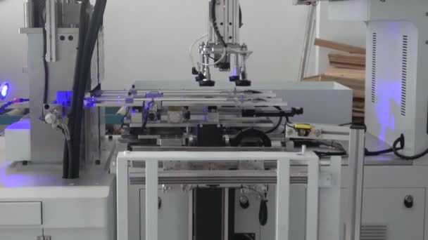 Equipamento robótico. Produção em massa comercial. Máquina rotativa de disco automatizada para perfuração. — Vídeo de Stock