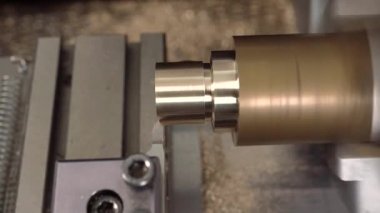 Modern Çelik Üretim Tesisinde Otomatik Süreç. Grommet üretim hattında metal vida. Yağ kayganlaştırıcı ile iplik kesmek. Makine metali çalışıyor. Vida ipliği.