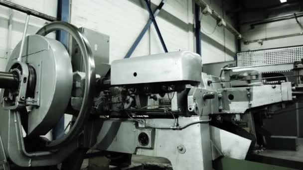 Fabrieksuitrusting en macine. Staal. Industrieel. Geautomatiseerd proces in de moderne staalfabriek. — Stockvideo