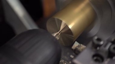 İplik kesme. İplik makinesinin parçası. Makine metali çalışıyor. Modern Çelik Üretim Tesisinde Otomatik Süreç. Vida ipliği.