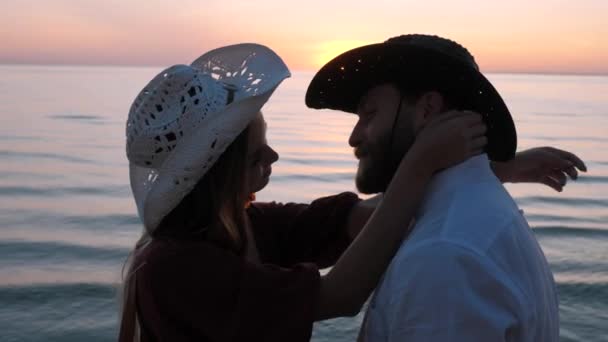 Ζευγάρι ερωτευμένο δίπλα στη θάλασσα, στον ωκεανό. Ρομαντικό ραντεβού. Μαζί, γυναίκες και άντρες, απολαμβάνοντας τα συναισθήματα. Ταξίδι, ταξιδιωτικός τουρισμός περιπέτεια. — Αρχείο Βίντεο