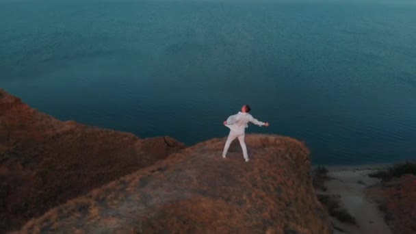 Handen omhoog op de bergtop. Wandelaar. Een gezonde levensstijl. het leven vieren, schilderachtig natuurlandschap genieten van vakantie reizen avontuur. Luchtfoto 's. Vrijheid. — Stockvideo