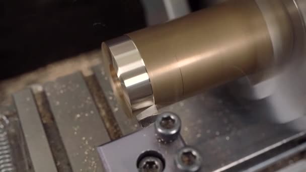 Corte de rosca com lubrificação de óleo, metalurgia da máquina. Parafuso de metal na linha de produção grommet. Que se lixe. Processo automatizado na moderna fábrica de aço. — Vídeo de Stock