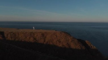 Özgürlük için. Yürüyüşçü. Ellerinizi dağın tepesine kaldırın. Hava görüntüsü. Sağlıklı Yaşam Tarzı Manzarası Seyahat Macerasının tadını çıkarıyor.