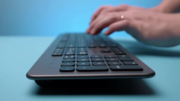 Toetsenbord op tafel. Toetsenbord. Zakendoen. Handen drukken toetsen op laptop toetsenbord, toegang tot gegevens. — Stockvideo