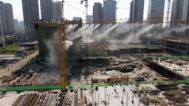 Çok katlı, özgün, karmaşık bir yapı. Beton bina havadan görüntüsü. Ev binası. Yapı vinci.