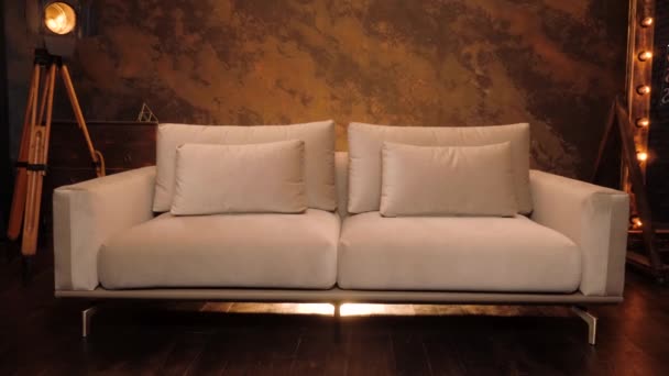 Leeres Sofa. Teure Luxusmöbel. — Stockvideo