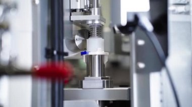 Robot teçhizatı. Sanayi Fabrikası. Otomatik makine. Modern fabrika. Fabrika, üretim. Üretim. Otomatik taşıma bandında seri üretim.