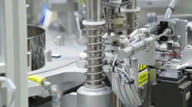 Robot teçhizatı. Fabrika, üretim. Üretim. Sanayi Fabrikası. Otomatik makine. Modern fabrika. Otomatik taşıma bandında seri üretim.