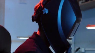 Kaynak yaparken kaynakçılar maske takıyor. Miğfer. El işi, geliştirme, mühendis, metal endüstrisi, metal atölyesi. Koruyucu giysi.