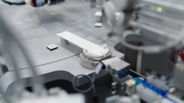 Otomatik makine. Otomatik taşıma bandında seri üretim. Robot teçhizatı. Modern fabrika. Üretim. Sanayi Fabrikası.