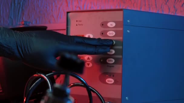 Moderne Stromversorgung, die man von Hand an die Parameter anpasst, hautnah. Gleichstromversorgung in der Werkstatt für Elektronik, Mobiltelefone, Computer, Mikrochips. — Stockvideo