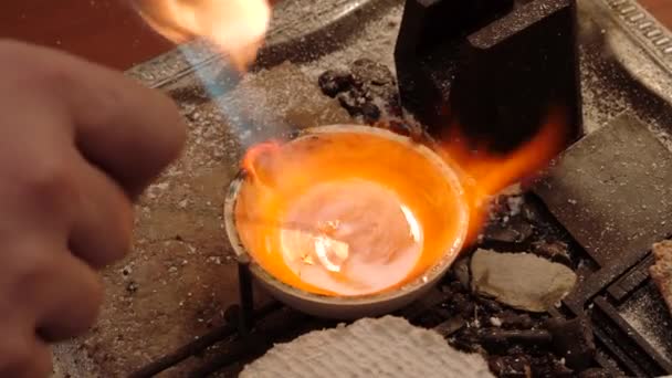 Proceso de fusión de oro para joyas con una antorcha de gas. Joyero trabajando en fusión de oro con llama quemador. Joyería artesanal con herramientas profesionales. — Vídeos de Stock