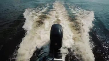 Su yolu, köpük ve dalga izleri, hız, yaz macerası rüzgarı, yüksek hızlı bir teknenin motorları. Seyahat ve tatil, yat gezisi, tekne gezisi. Hızlı bir katamaranla dolaşmak.