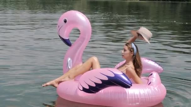 Θερινή ξεκούραση, διακοπές, διακοπές. Όμορφο κορίτσι. Flamingo Float Summer Vacation Woman με μπικίνι σε φουσκωτό ροζ παιχνίδι πισίνας. — Αρχείο Βίντεο