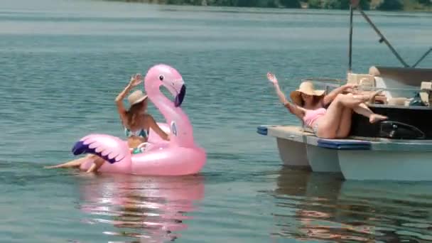 Sommerpause, Urlaub, Urlaub. Schöne Mädchen. Flamingo Float Summer Vacation Frau im Bikini auf aufblasbarem rosa Poolspielzeug. — Stockvideo