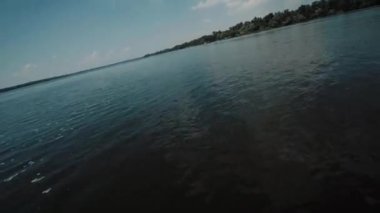 Seyahat ve tatil, yat gezisi, tekne gezisi. Nehrin üzerinden uçmak.