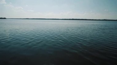 Nehrin üzerinden uçmak. Seyahat ve tatil, yat, tekne gezisi..