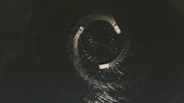 Seyahat ve tatil, yat gezisi, tekne gezisi. Nehrin üzerinden uçmak. Su yolu, köpük ve dalgalar, hız, yaz macerası rüzgarı, yüksek hızlı teknelerin motorları..