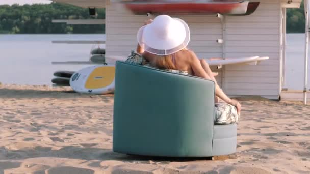 Tatilci kadın. Güneş banyosu yapan kız bikinisiyle seyahat tatilinin tadını çıkarıyor. Lüks yaşam tarzı, mutlu macera seyahati. — Stok video