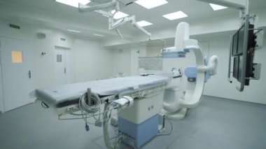 Modern tıbbi ekipmanlarla dolu boş bir oda. Bir odada tıbbi ekipman.