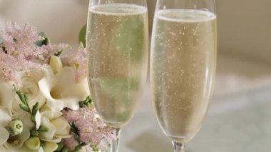 Bardakta şampanya. Alkol kokteyli. Tatil, romantik tatil günü..