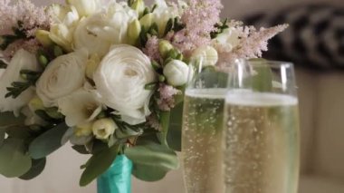 Tatil, tatil, romantik gün. Bardakta şampanya. Alkol kokteyli. Düğün arkaplanı, Sevgililer Günü. Doğum günü grubu.