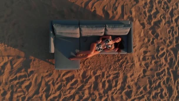 Dívka relaxační opalování těší cestovní dovolenou v Bikini. Žena na dovolené. Luxusní životní styl, šťastná dobrodružná dovolená. — Stock video