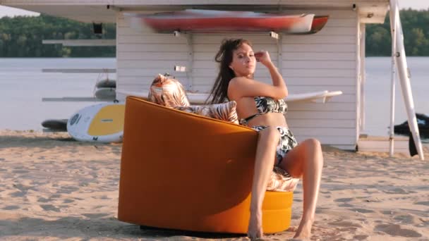 Donna in vacanza sulla spiaggia. Ragazza sexy in bikini. Buona avventura, vacanze di viaggio. Stile di vita di lusso. — Video Stock