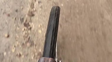 Ön bisiklet tekerleği yolda sabit perspektif üzerinde dar tekerlek izi gösteriyor çakıl üzerinde