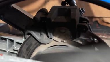 döner fren pervanesi ve kalibreli yakın çekim hızlı dönüş, disk bulanıklığı ve ped teması, teknisyen