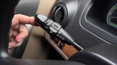 Yakın Çekim El Ayarlama Göstergesi Arabanın İçindeki Sapık, Parmak Ucu Düğmesi Odun Kesme ve Havanın Yakınındaki Düğmeyi Aç