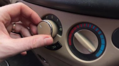Kapalı El Araç İklim Düğmesini Ayarlıyor, Parmaklar Bej Kontrol Panelinde Krom Çevir, Sıcaklık Göstergesi