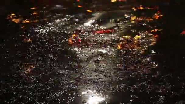 Bunte Wasseroberfläche in der Nacht — Stockvideo