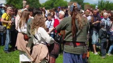 Sokak müzisyenleri otantik müzik aletleri çalmaya
