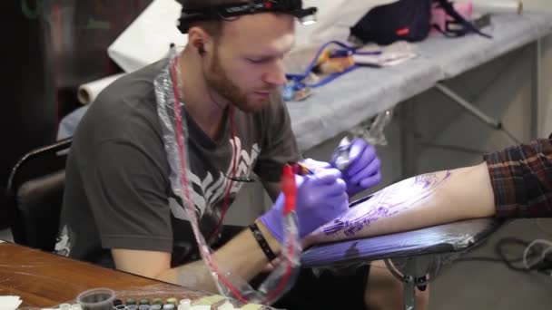 Tatoeage op het lichaam. Tatoeëerder maken tattoo in studio — Stockvideo