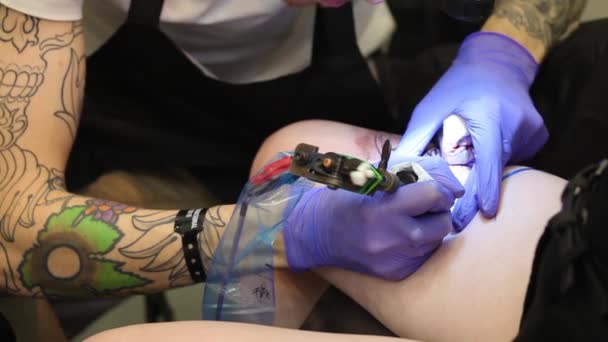 Tatouage sur le corps. Tatoueur faire le tatouage en studio — Video