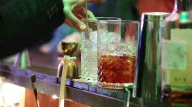 Barmen içecekler yapma çubuk