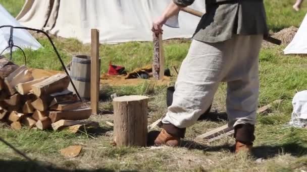 Man hakken hout op historische reconstructie — Stockvideo