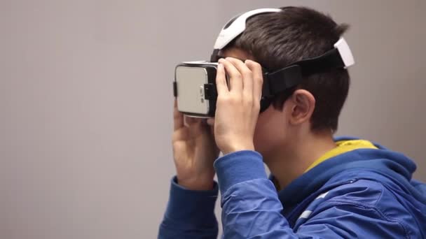 Jogo de realidade virtual. Jovem brincando com óculos de realidade virtual — Vídeo de Stock