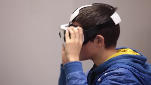 Juego de realidad virtual. Joven jugando con gafas de realidad virtual — Vídeos de Stock